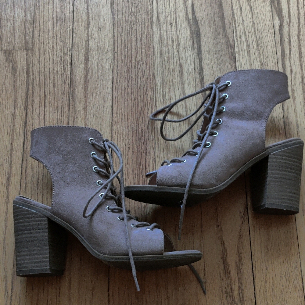 Sandals/ Shoes